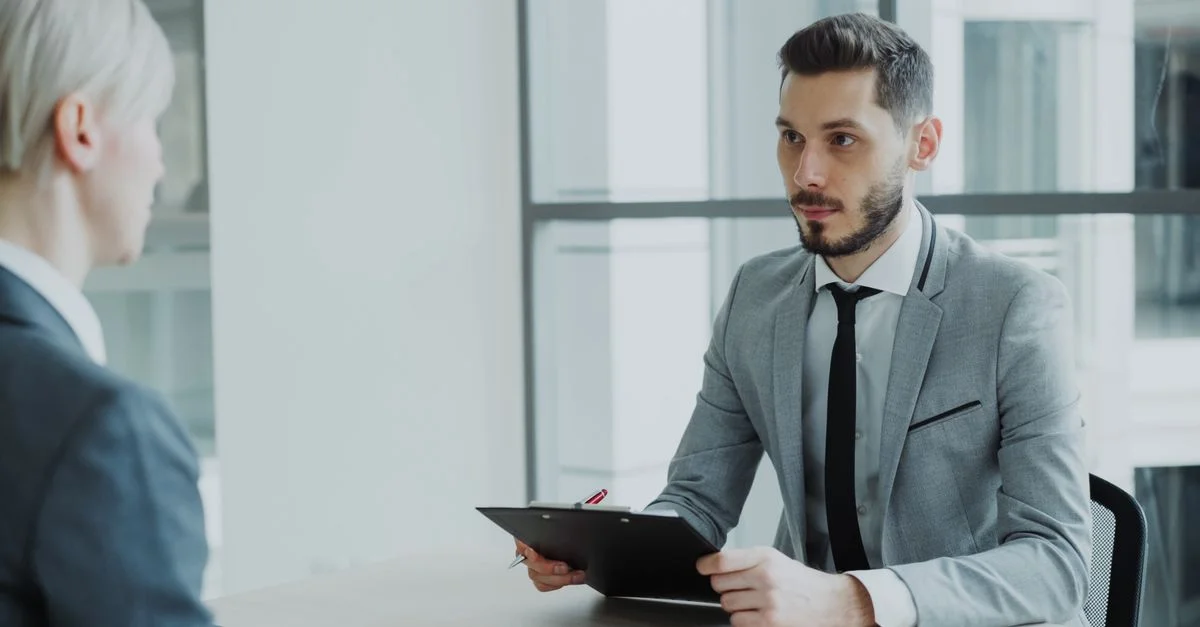 Deux professionnels en réunion dans un environnement de bureau moderne.