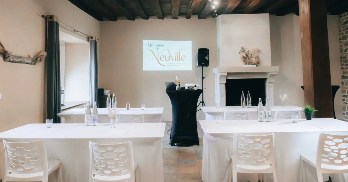 Une configuration de salle de conférence sophistiquée avec une décoration élégante et un écran de projection.