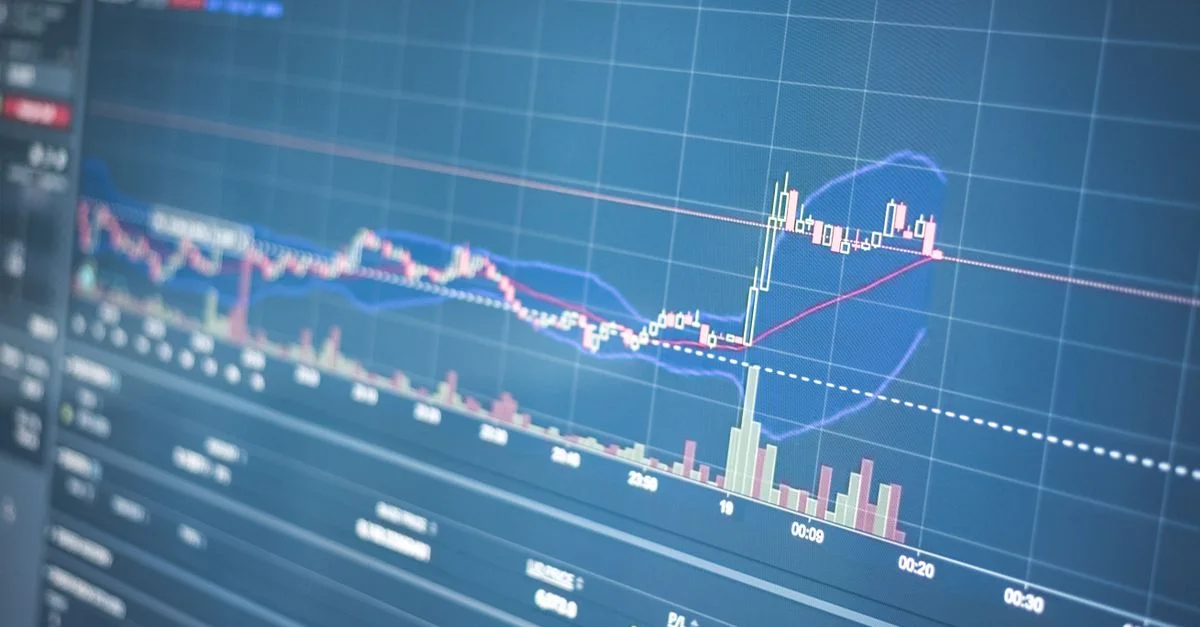 Gros plan d'un graphique financier sur un écran montrant les données et tendances du marché boursier.