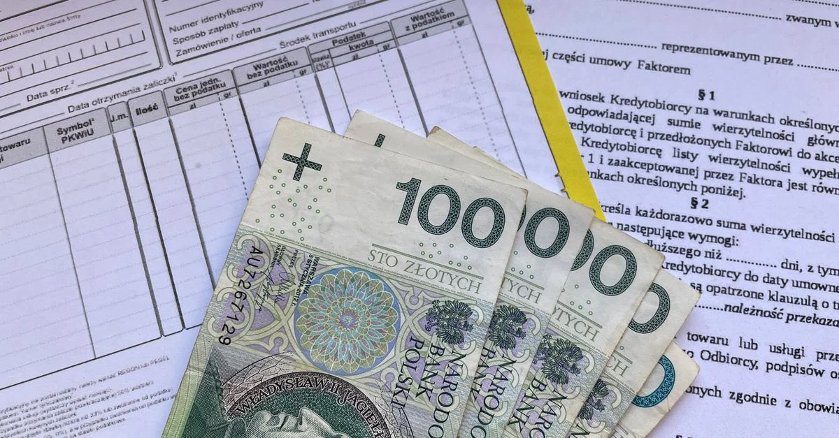 Billets de 100 zlotys polonais sur les factures de TVA et les formulaires de contrat d'affacturage.
