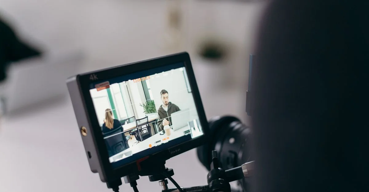 Capture d'un environnement de bureau professionnel à travers un moniteur de caméra 4K.