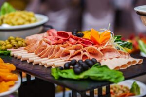 Buffet froid : une alliance entre saveurs locales et savoir-faire artisanal pour vos événements d’entreprise